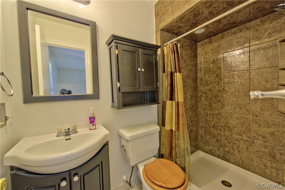 1313 Hermitage Road Colonial Heights, VA 23834 - Photo 20 of 27 Second Master Full Bath