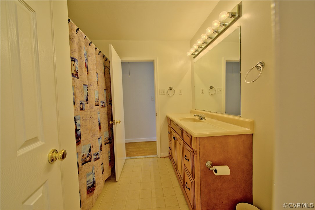 1313 Hermitage Road Colonial Heights, VA 23834 - Photo 23 of 27 Hall Bath Accessed From Both Sides