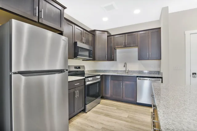 $2,550 | 280 Salmon Brook Street, Unit 4303, Granby, CT 06035