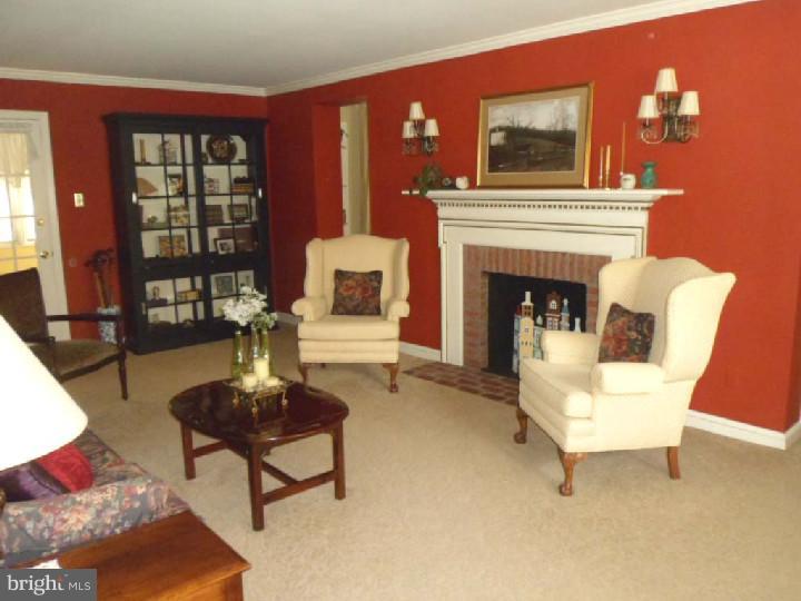 362 Bennett Road Springfield, PA 19064 - Photo 3 of 23 Living Room