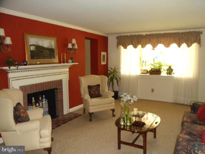 362 Bennett Road Springfield, PA 19064 - Photo 4 of 23 Living Room