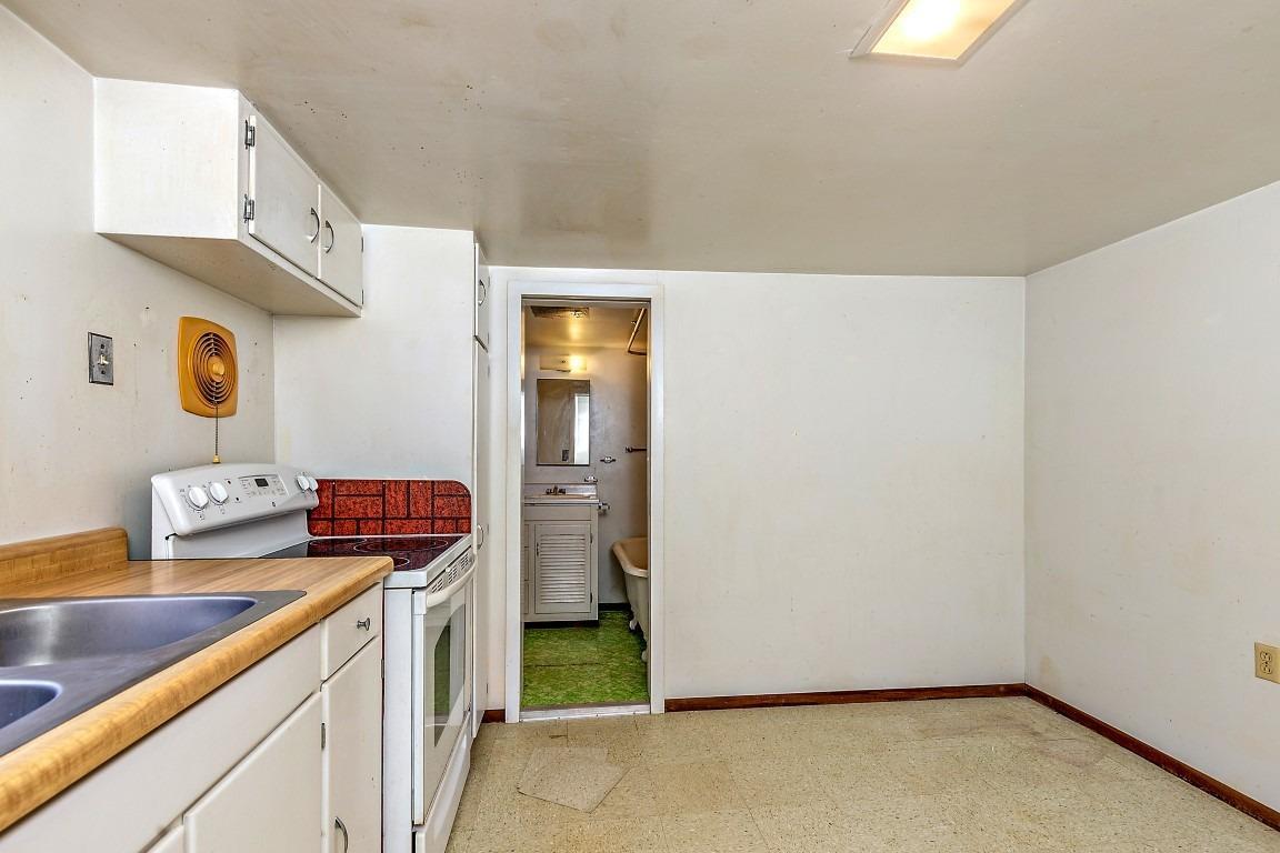 2384 Camp Baker Road Medford, OR 97501 - Photo 24 of 35 a utility room with a window dryer and washer