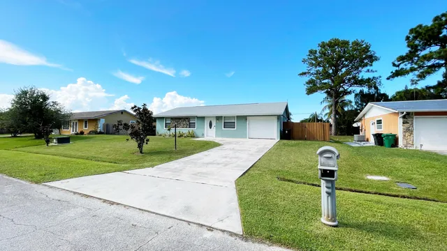 $2,600 | 913 Southeast Browning Avenue, Port St. Lucie, FL 34983