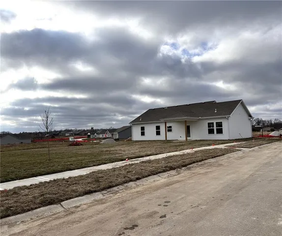 $287,500 | 1302 Northeast Redwood Court, Oak Grove, MO 64075