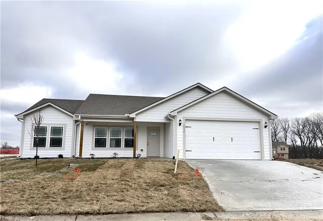 $287,500 | 1302 Northeast Redwood Court, Oak Grove, MO 64075