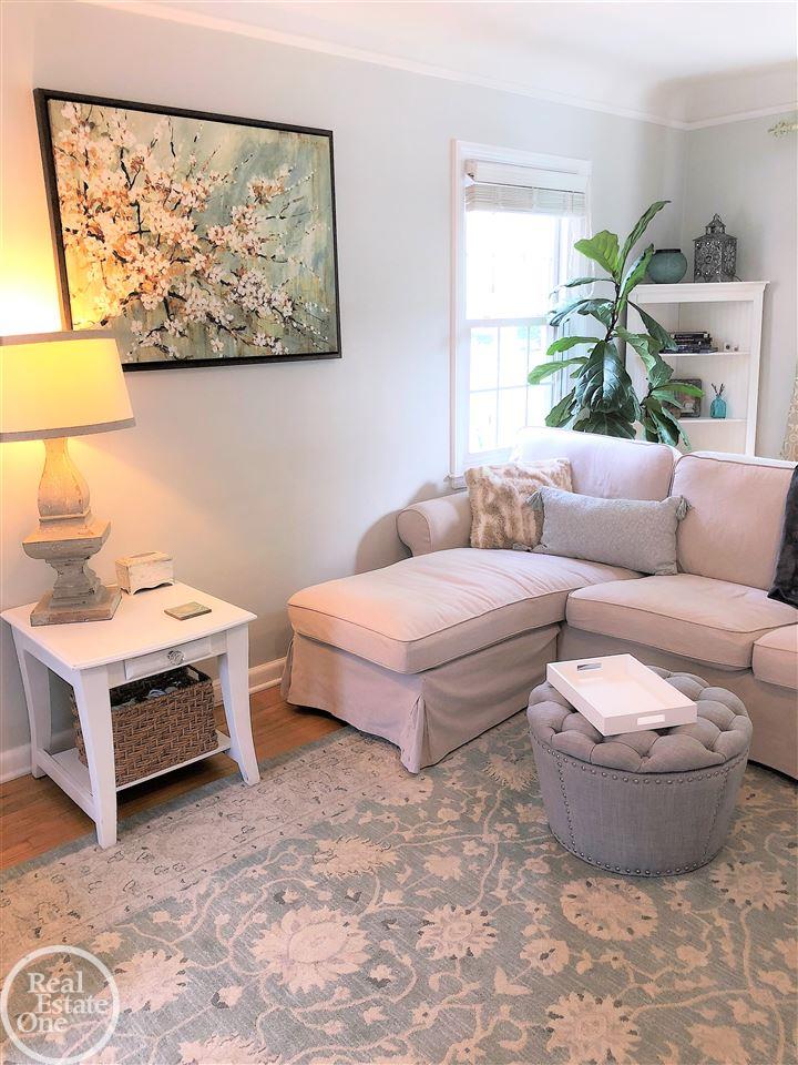 1545 Roslyn Road Grosse Pointe, MI 48236 - Photo 8 of 51 31357981-8.JPG