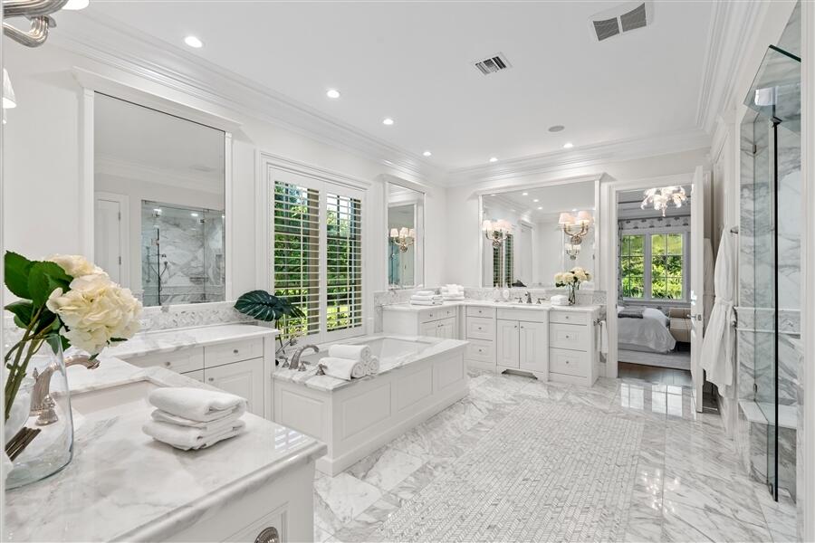 11 Country Road East Boynton Beach, FL 33436 - Photo 21 of 43 dash_PRIMARY_BATHROOM_ANGLE_RIGHT