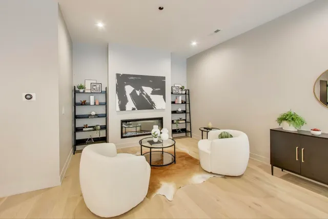 $1,150,000 | 613 North Ogden Avenue, Unit 2E, Chicago, IL 60642