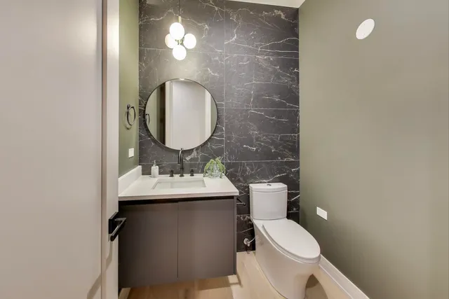 $1,150,000 | 613 North Ogden Avenue, Unit 2E, Chicago, IL 60642