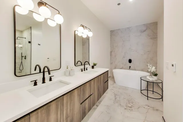 $1,150,000 | 613 North Ogden Avenue, Unit 2E, Chicago, IL 60642