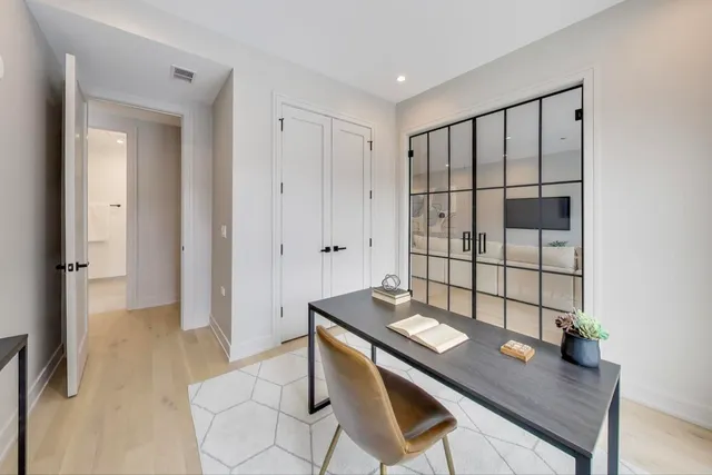 $1,150,000 | 613 North Ogden Avenue, Unit 2E, Chicago, IL 60642