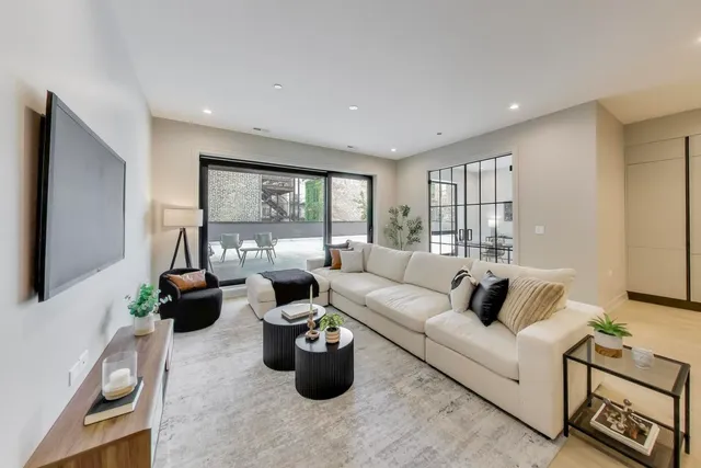 $1,150,000 | 613 North Ogden Avenue, Unit 2E, Chicago, IL 60642