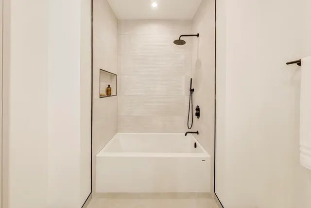 $1,150,000 | 613 North Ogden Avenue, Unit 2E, Chicago, IL 60642