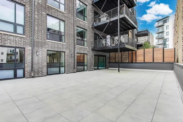 $1,150,000 | 613 North Ogden Avenue, Unit 2E, Chicago, IL 60642