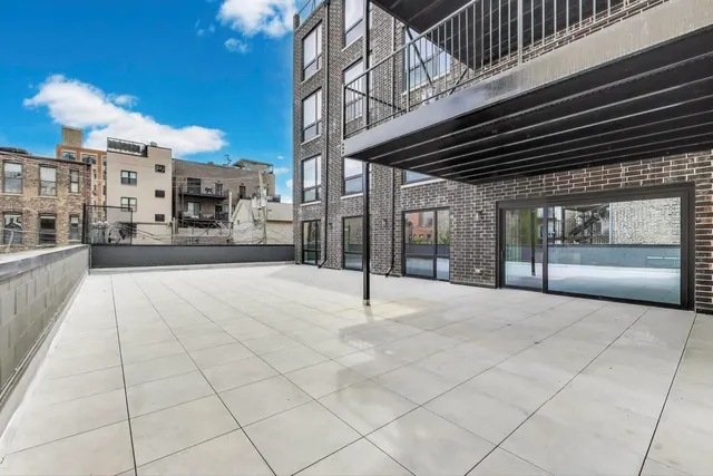$1,150,000 | 613 North Ogden Avenue, Unit 2E, Chicago, IL 60642