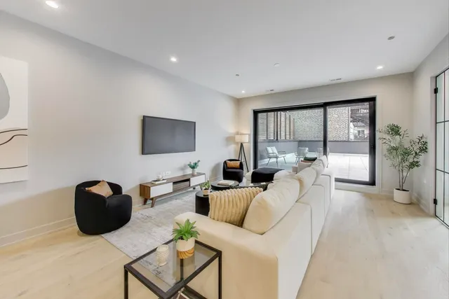 $1,150,000 | 613 North Ogden Avenue, Unit 2E, Chicago, IL 60642