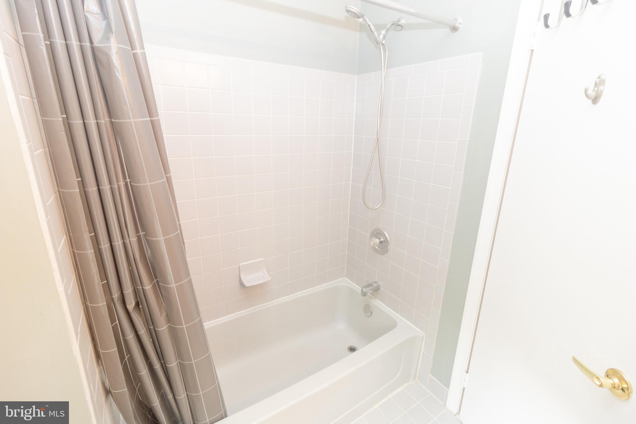 705 Oliphant Lane Mount Laurel, NJ 08054 - Photo 25 of 28 a bathroom with a bathtub