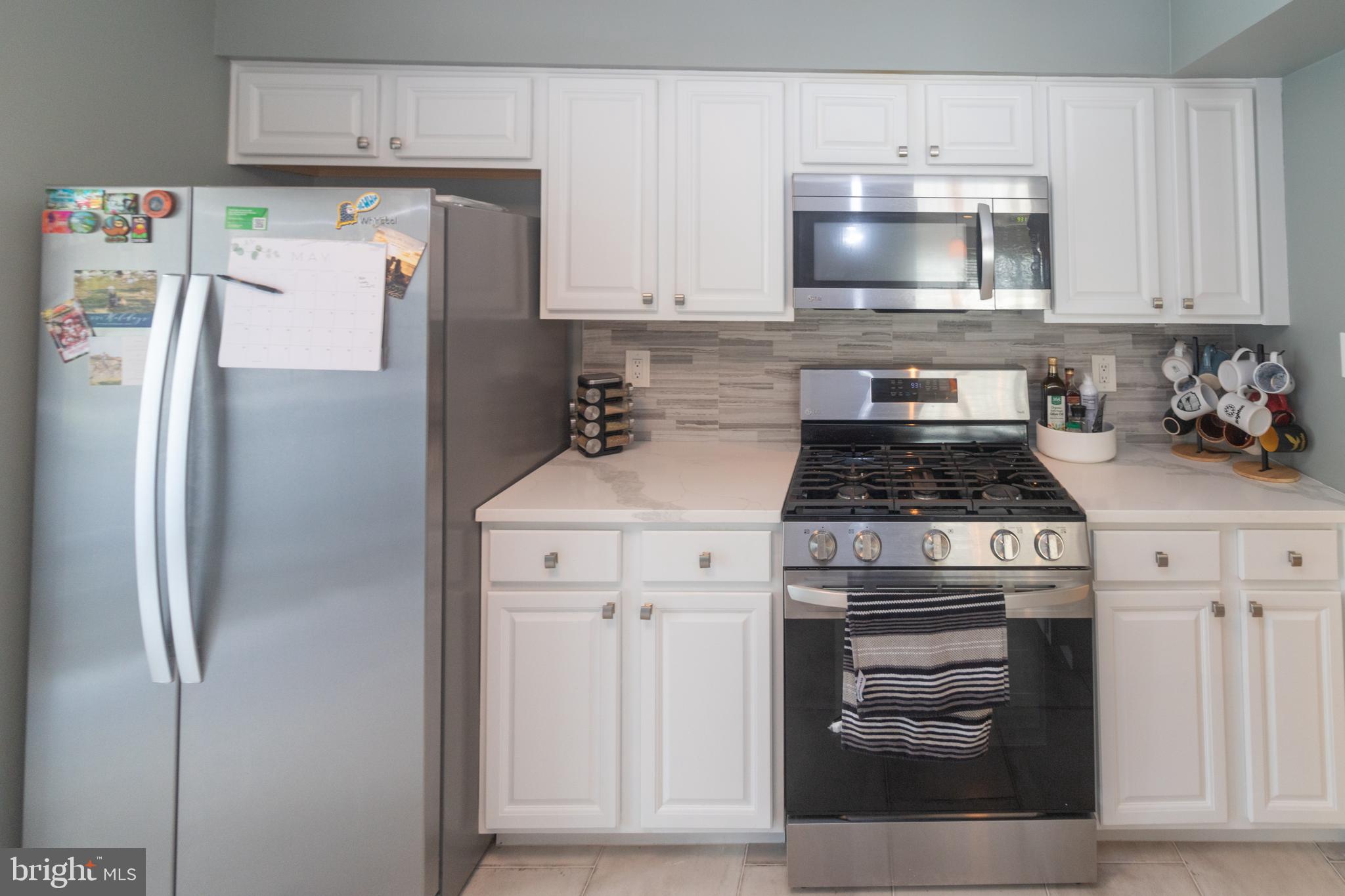 705 Oliphant Lane Mount Laurel, NJ 08054 - Photo 8 of 28 a kitchen with refrigerator a microwave and stove
