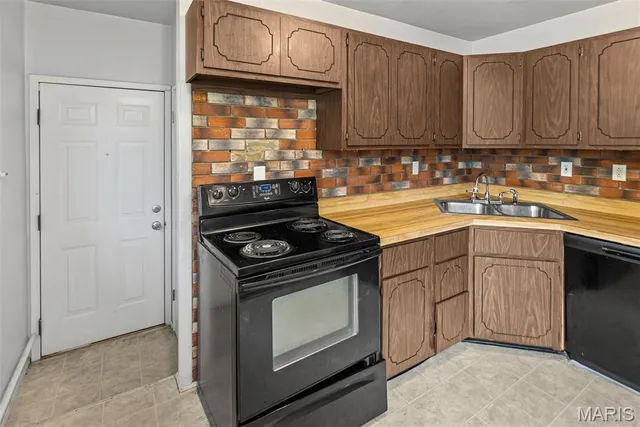 $144,900 | 10 Garnier Court, Florissant, MO 63031