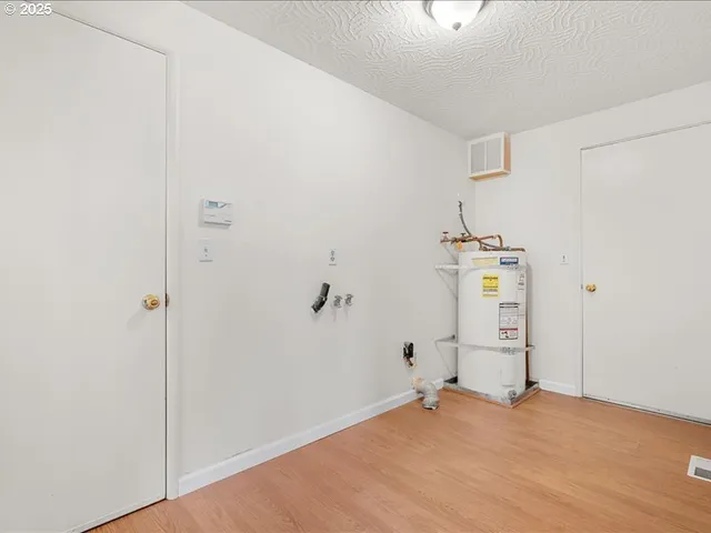 an empty room with closet and mirror