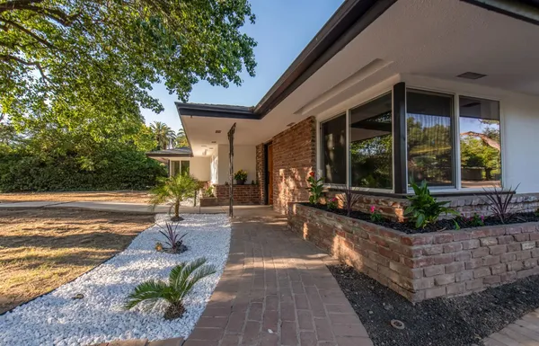 $899,000 | 609 East Hampton Way, Fresno, CA 93704