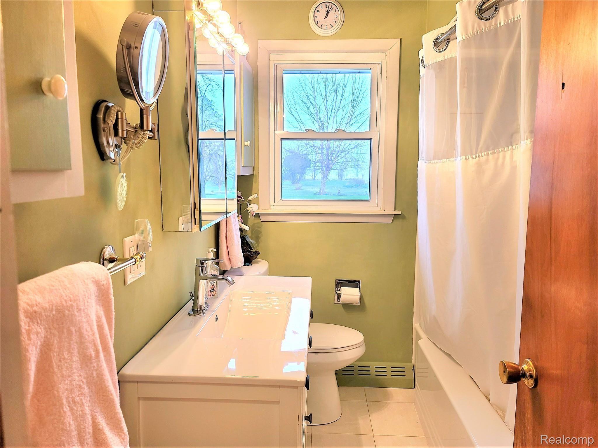10108 Potter Road Flushing, MI 48433 - Photo 15 of 21 Potter bath.jpg