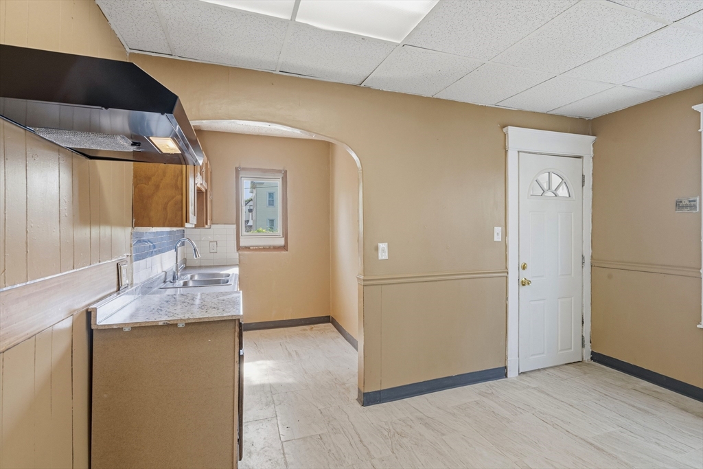 371 Oakland Street, Unit 1 Springfield, MA 01108 - Photo 4 of 19 Gallery Image 4