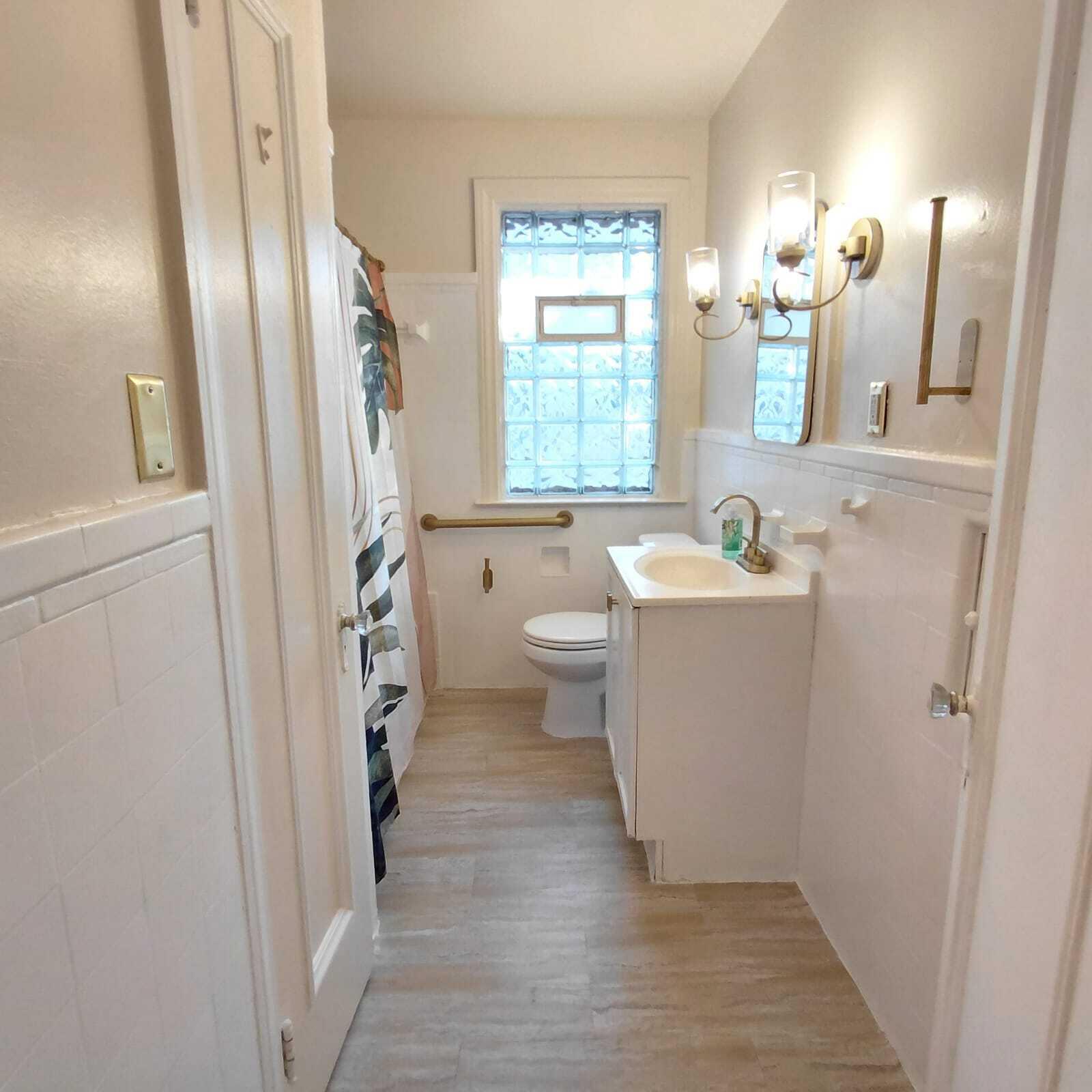 16578 Indiana Street, Unit UPPR Detroit, MI 48221 - Photo 8 of 18 bathroom2