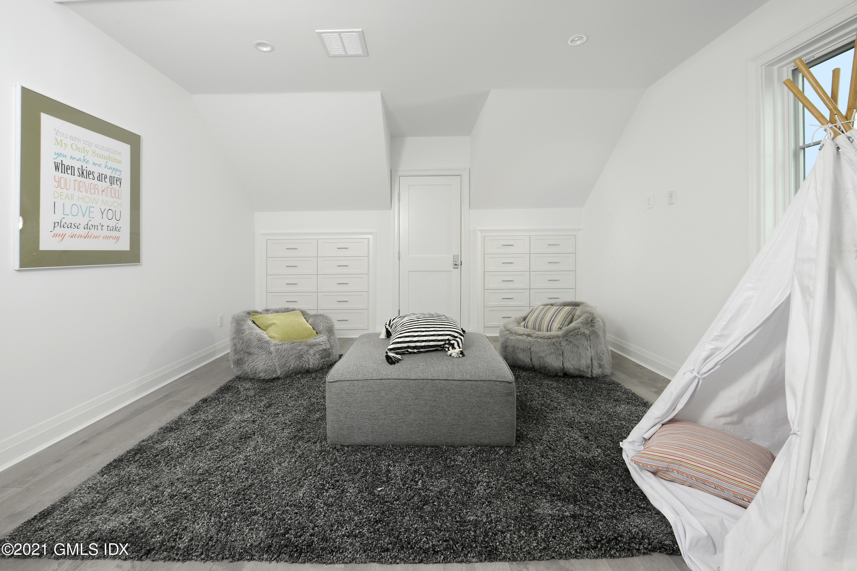 36 Washington Avenue Greenwich, CT 06830 - Photo 25 of 32 a living room with furniture