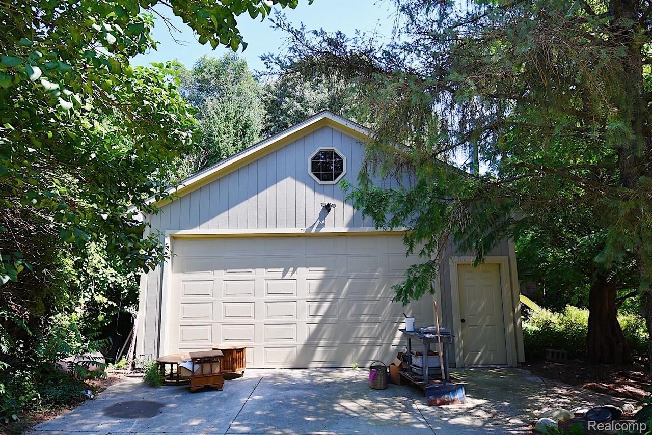 8666 Reese Road Clarkston, MI 48348 - Photo 13 of 26 Out building garage
