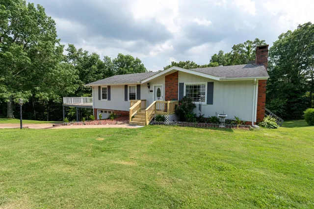 a view of a house with backyard and garden