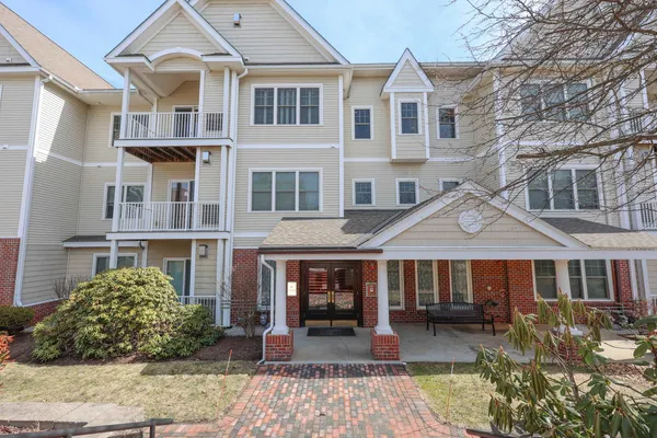 $479,000 | 160 Daniel Webster Highway, Unit 201, Nashua, NH 03060