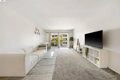 $399,000 | 960 Shorepoint Court, Unit 214, Alameda, CA 94501