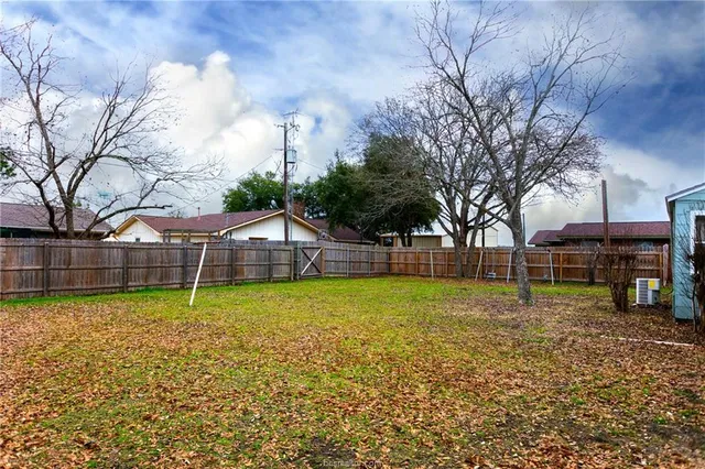 a view of a yard with a house