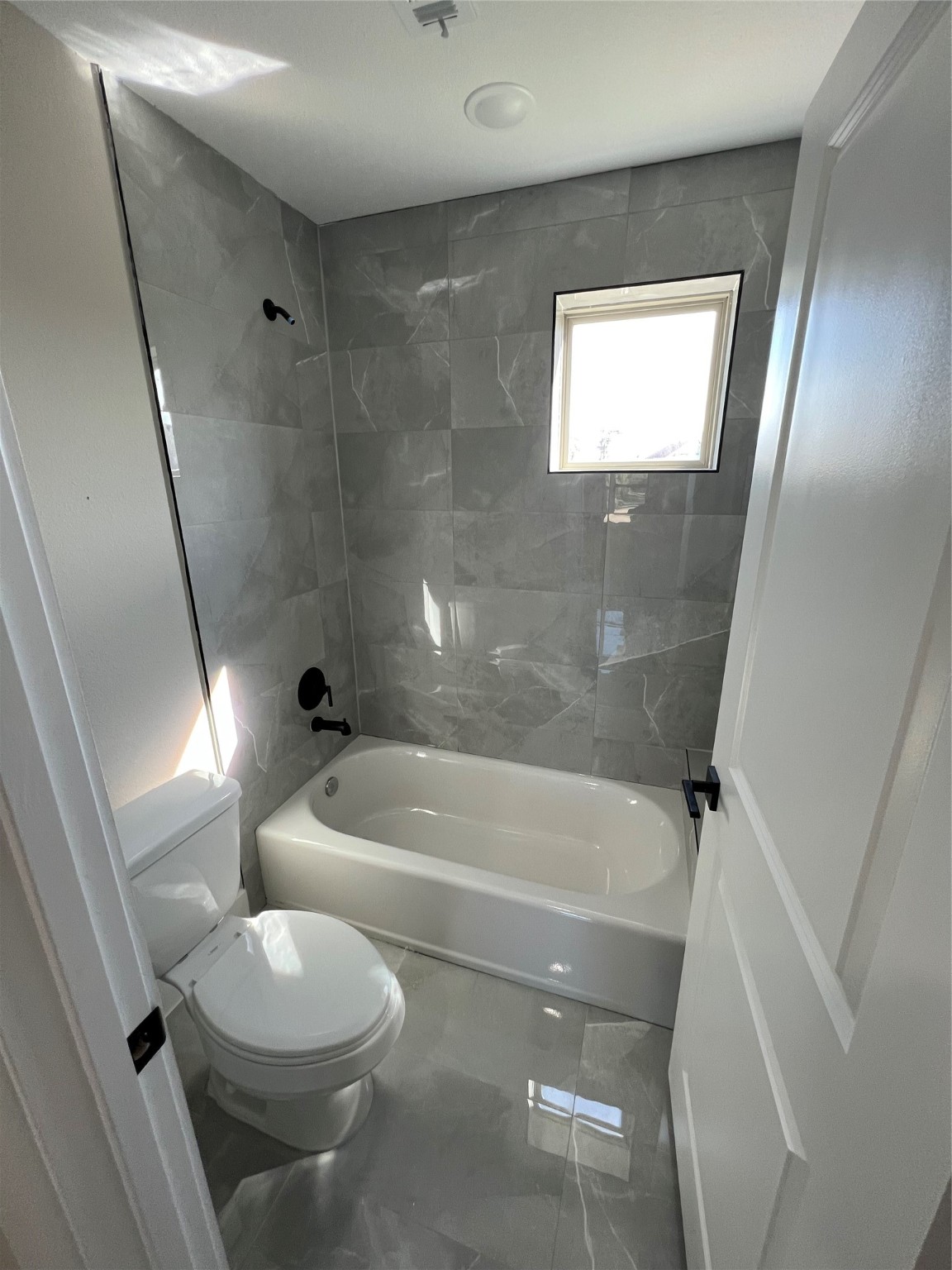 2603 Piemonte Ct Ave Spring Spring, TX 77388 - Photo 23 of 30 a bathroom with a bathtub and toilet