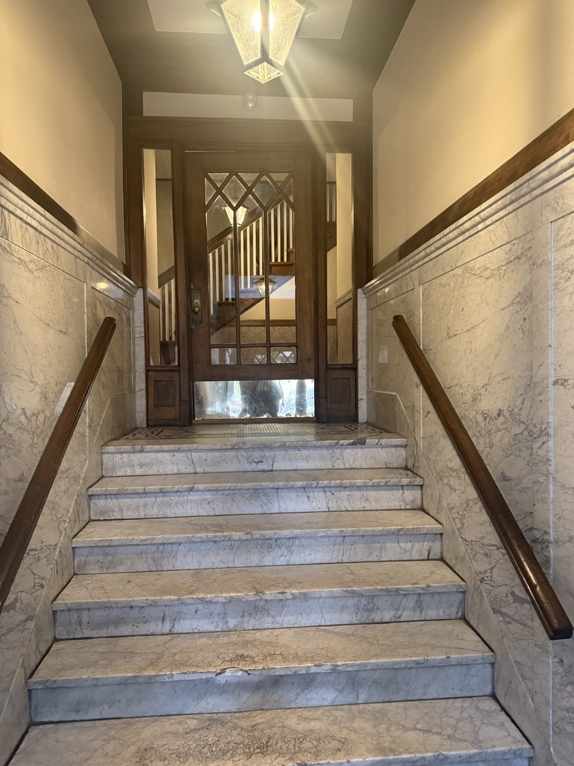 5488 South Everett Avenue, Unit 2 Chicago, IL 60615 - Photo 2 of 29 a view of entryway