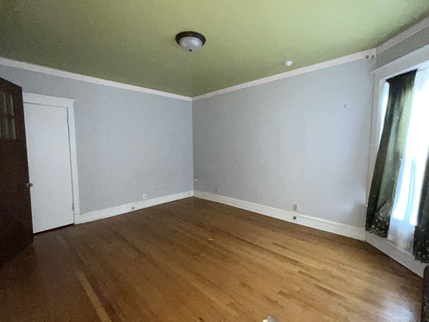 5488 South Everett Avenue, Unit 2 Chicago, IL 60615 - Photo 25 of 29 an empty room with wooden floor and entrance