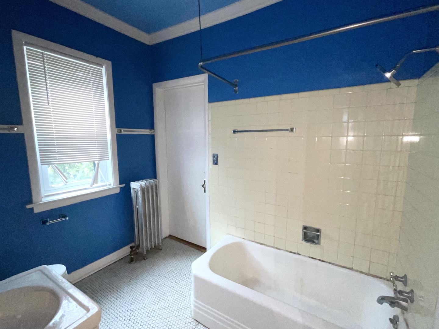 5488 South Everett Avenue, Unit 2 Chicago, IL 60615 - Photo 27 of 29 a bathroom with a bathtub and a window