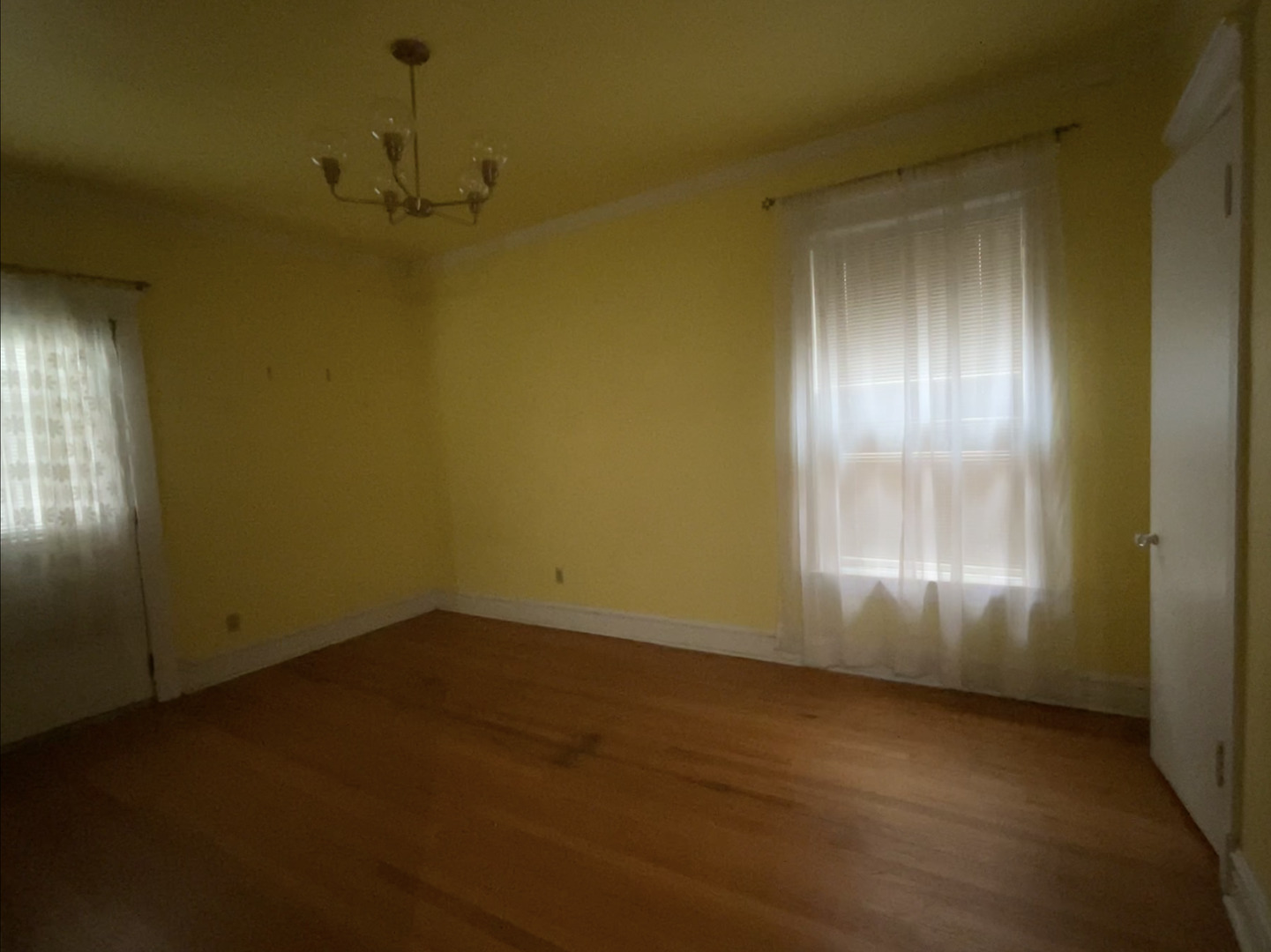 5488 South Everett Avenue, Unit 2 Chicago, IL 60615 - Photo 28 of 29 an empty room with windows