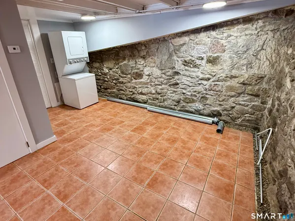 $2,100 | 7 Washington Road, Woodbury, CT 06798