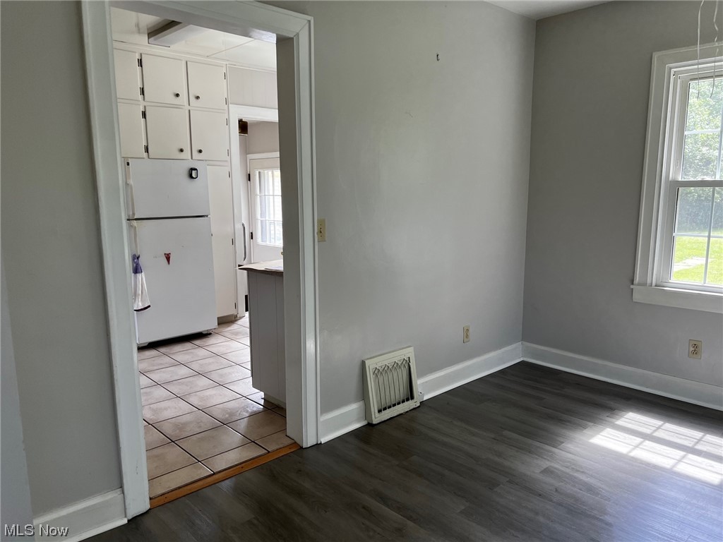 2428 Reeves Road Northeast Warren, OH 44483 - Photo 7 of 23 Hall to dining room