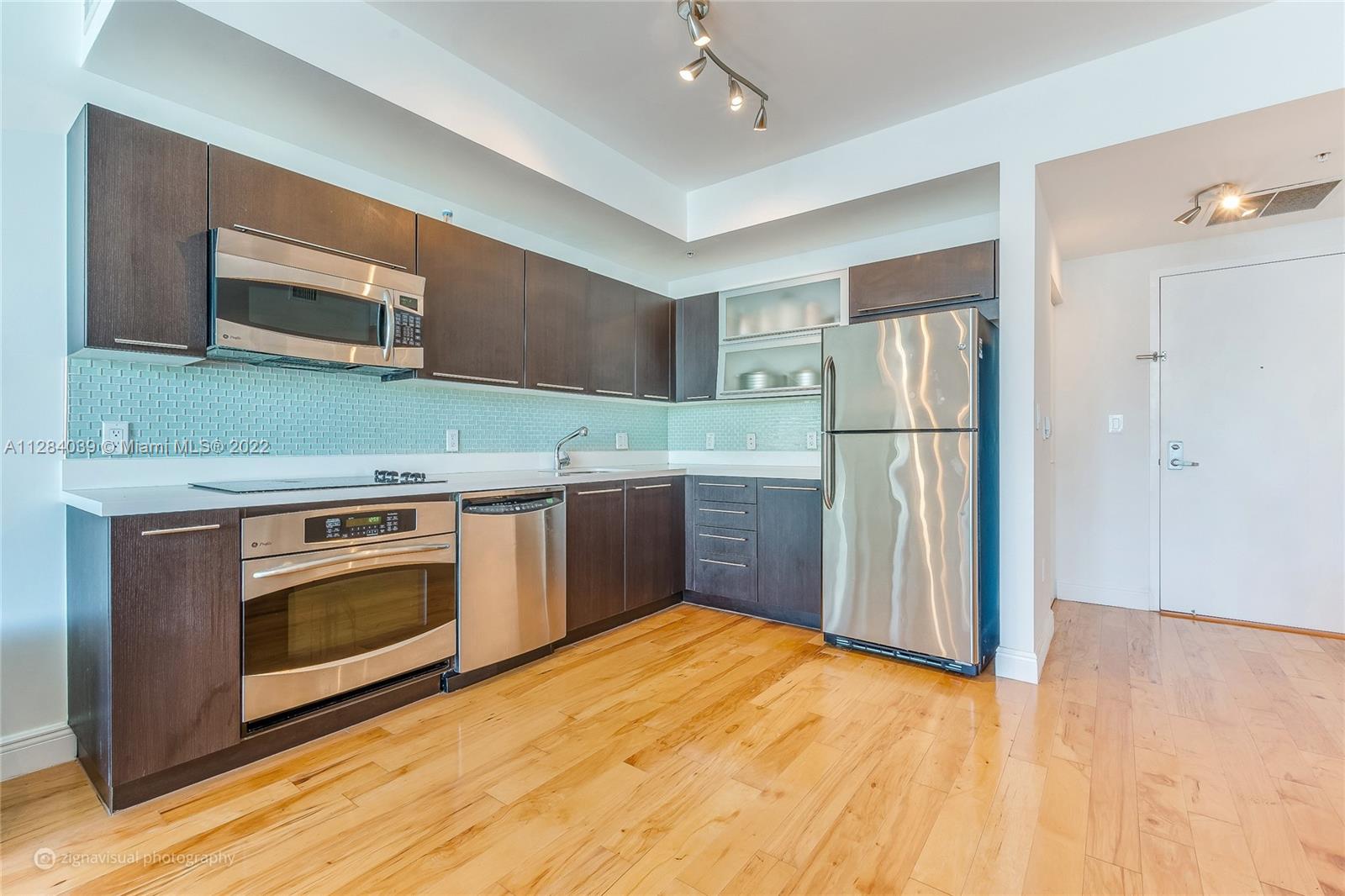 90 Southwest 3rd Street, Unit 3012 Miami, FL 33130 - Photo 2 of 16 a kitchen with a stove and a refrigerator