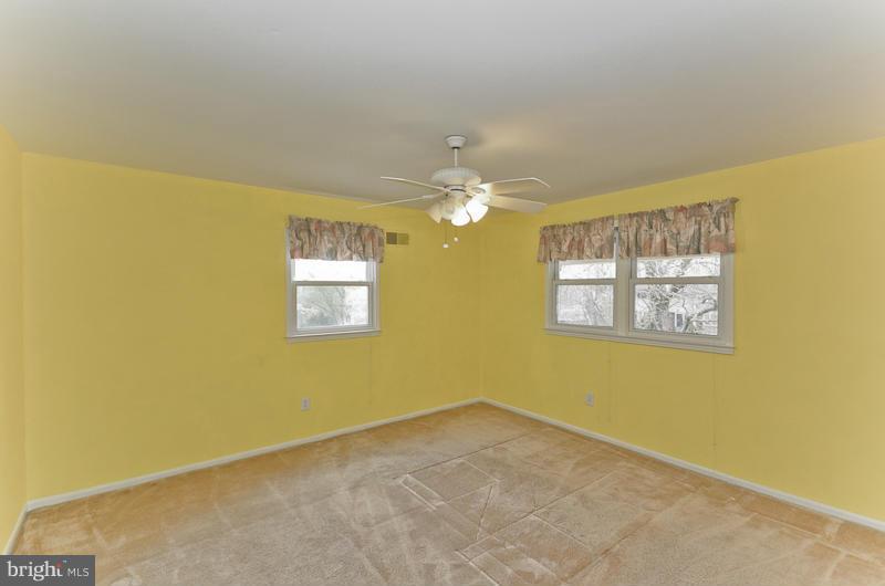 6810 Field Master Drive Springfield, VA 22153 - Photo 12 of 25 Master Bedroom w/attached bath.