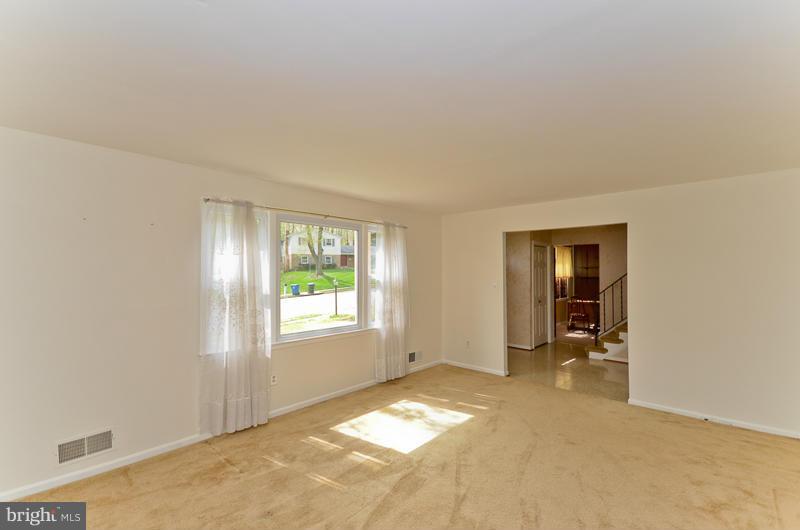 6810 Field Master Drive Springfield, VA 22153 - Photo 3 of 25 Spacious living area with large picture windows.