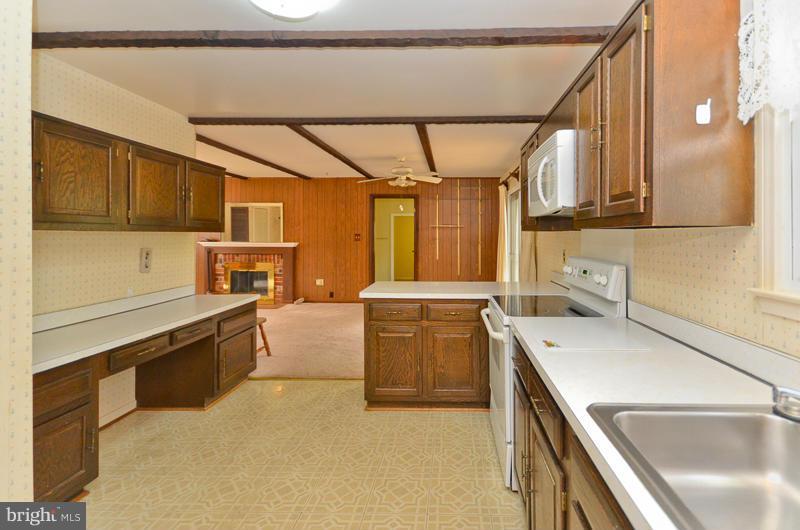 6810 Field Master Drive Springfield, VA 22153 - Photo 5 of 25 Open Kitchen - waiting for your personal touches.