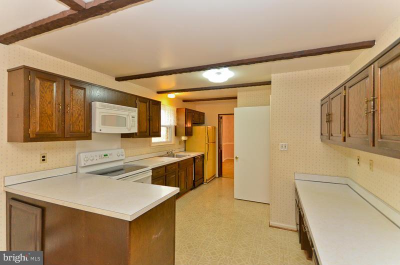 6810 Field Master Drive Springfield, VA 22153 - Photo 6 of 25 Bright Kitchen - lots of cabinet space.