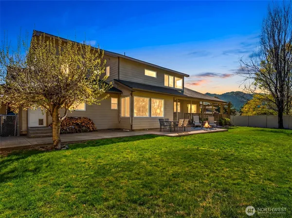 a view of a house with a backyard