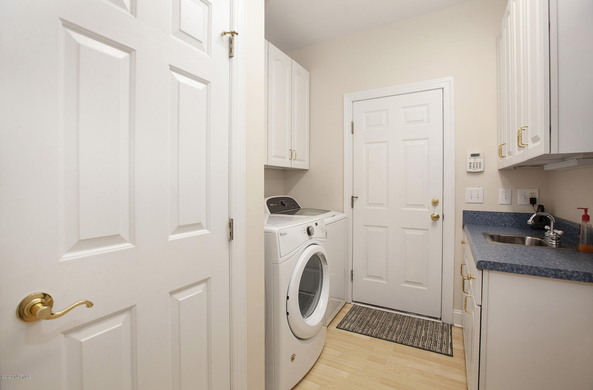 5501 Dunmore Road Wilmington, NC 28409 - Photo 19 of 34 Dunmore 5501 lndry Gary_2898