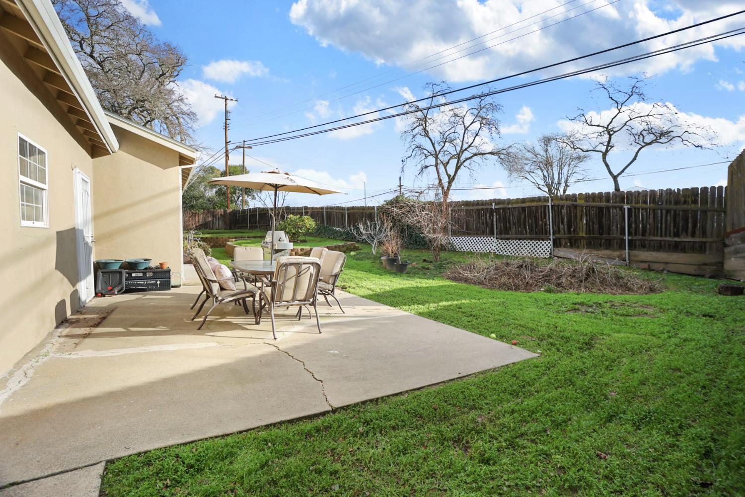 8814 Mohawk Way Fair Oaks, CA 95628 - Photo 28 of 34 a view of a patio with a table and chairs