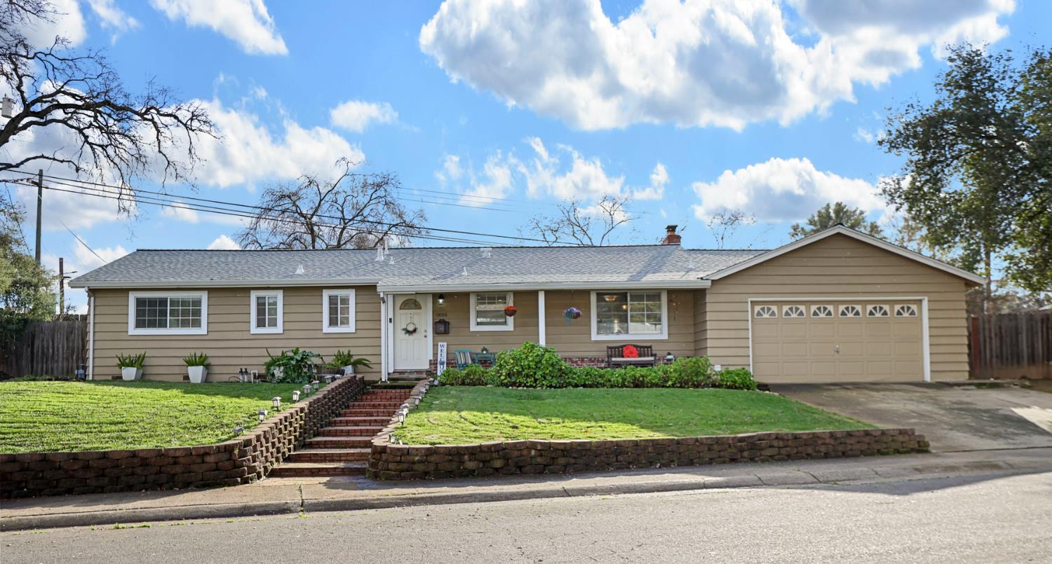 8814 Mohawk Way Fair Oaks, CA 95628 - Photo 3 of 34 a front view of a house with a yard